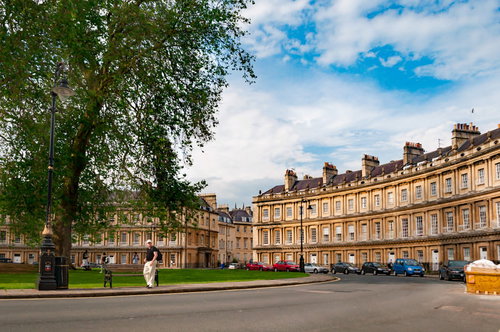 イギリス・バースの石造建築が立ち並ぶ街並み