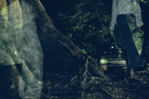 【恐怖】暗い洞窟に映る女性の残像と心霊現象