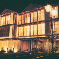 大正ロマンあふれるガス灯のともる銀山温泉の夜景の写真
