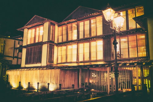 大正ロマンあふれるガス灯のともる銀山温泉の夜景