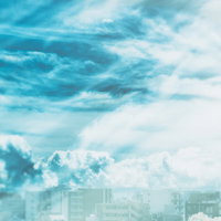 雲に包まれた高層ビルと都会の空 - 青空と建築物が融合した都市風景の写真