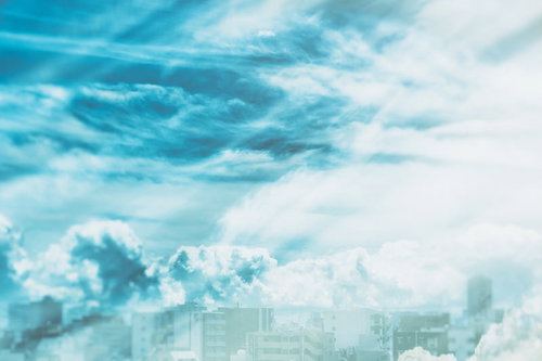 雲に包まれた高層ビルと都会の空 - 青空と建築物が融合した都市風景