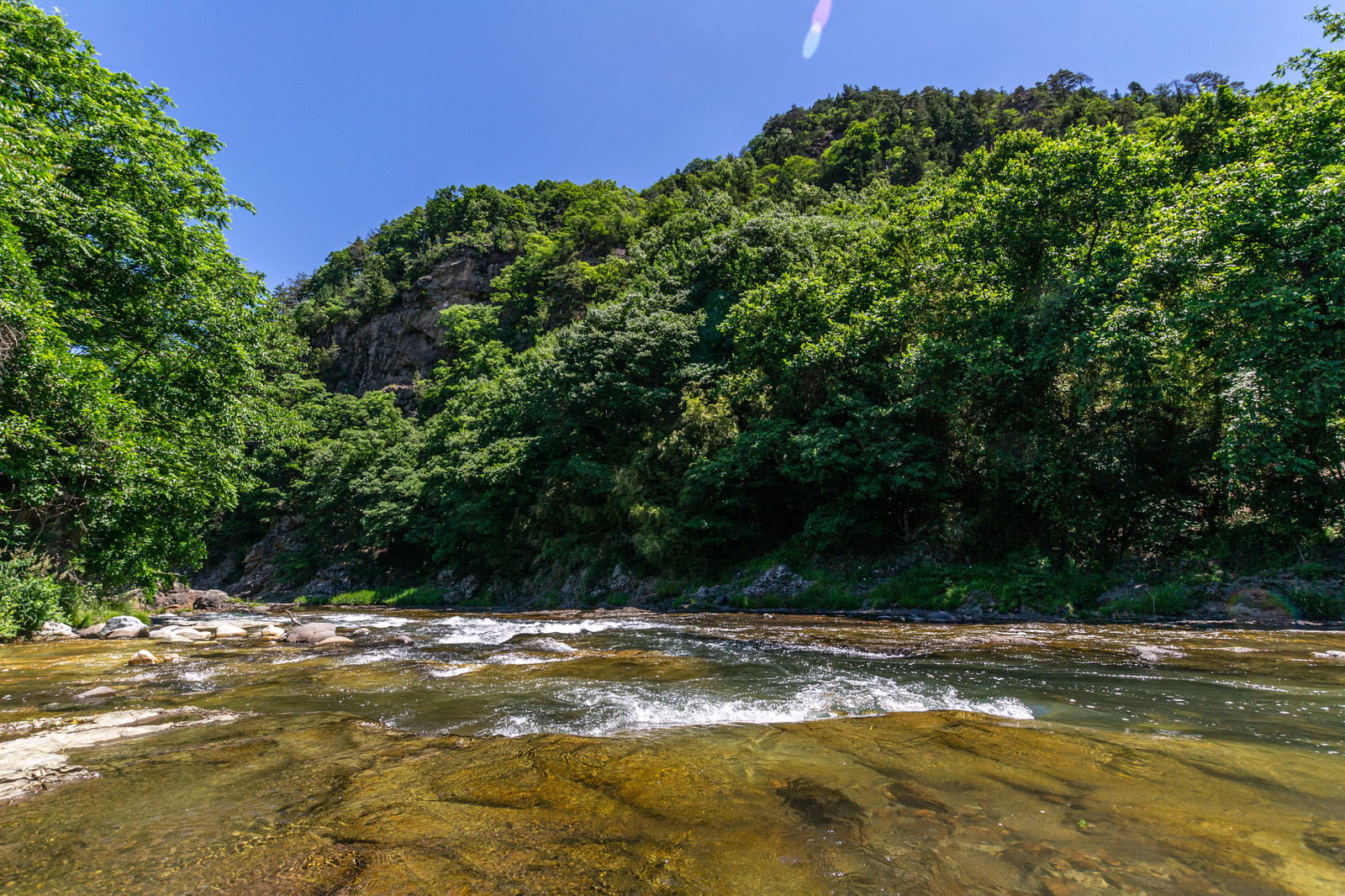 透明な清流が流れる依田川の仙ヶ淵の景観
