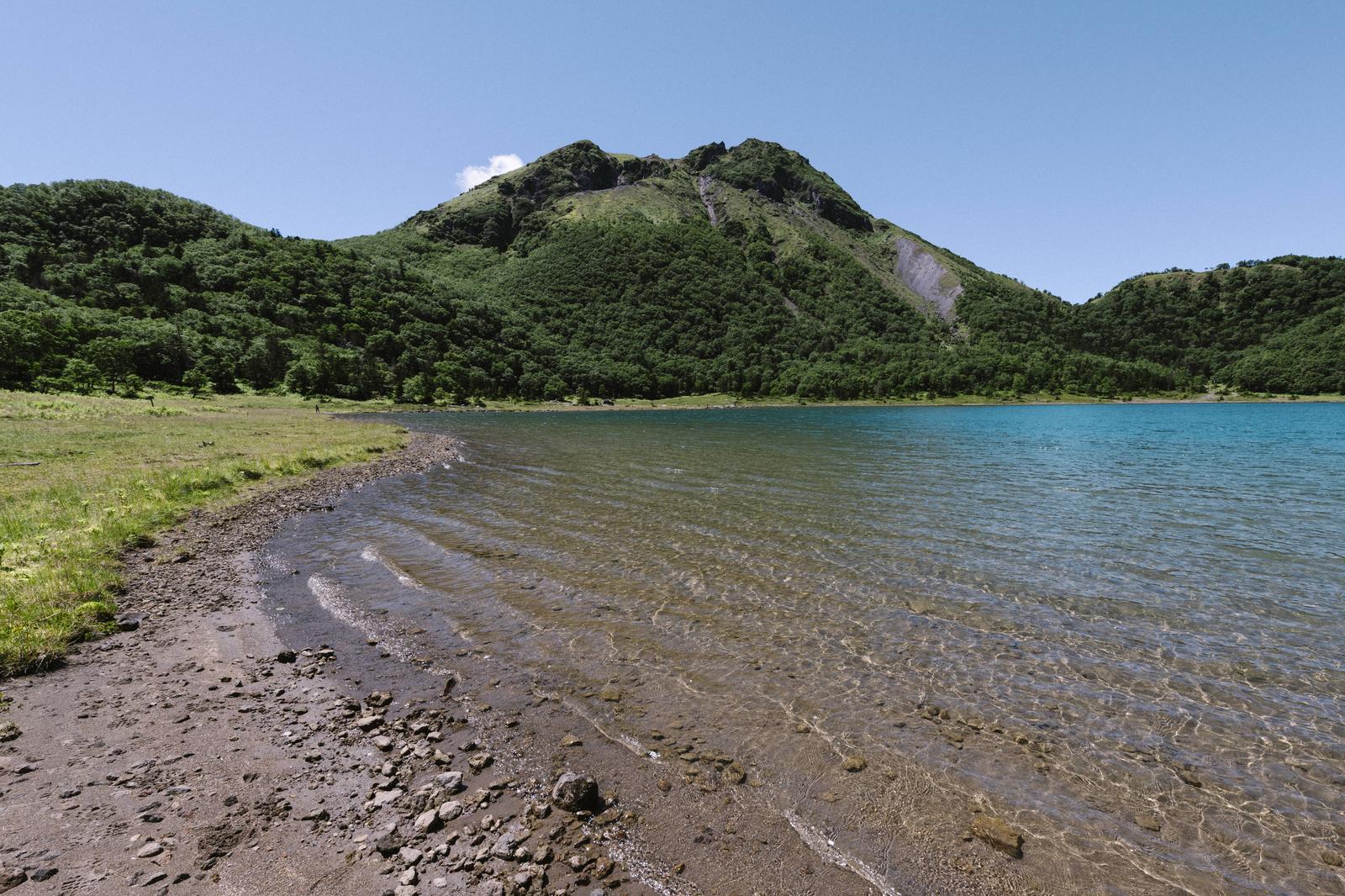 五色沼の波打ち際から見上げる緑の日光白根山