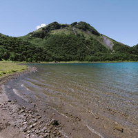 五色沼から見上げる日光白根山の湖畔風景と登山トレッキングの写真