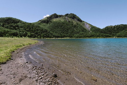 五色沼から見上げる日光白根山の湖畔風景と登山トレッキング