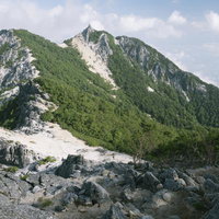 地蔵岳へと続く白砂の登山道の写真