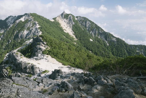 地蔵岳へと続く白砂の登山道と岩肌が露出した鳳凰三山の峰々