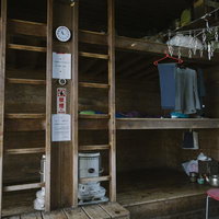 八甲田山仙人岱ヒュッテの居住スペース内部の写真