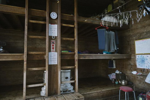 八甲田山仙人岱ヒュッテの居住スペース内部