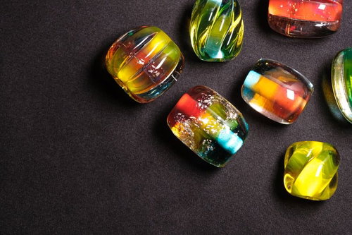 黄色やオレンジ、緑色など様々な色のとんぼ玉