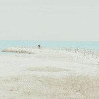 伊勢市二見興玉神社の浜辺から望むカップルと水平線の写真