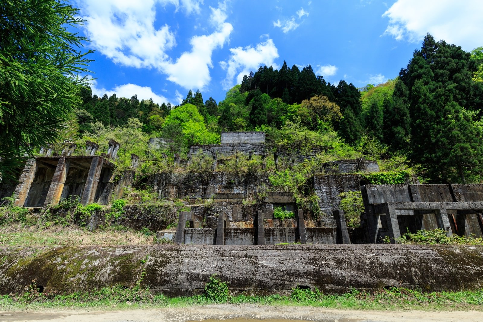 緑豊かな山間部に残る土倉鉱山跡のコンクリート製廃墟建造物