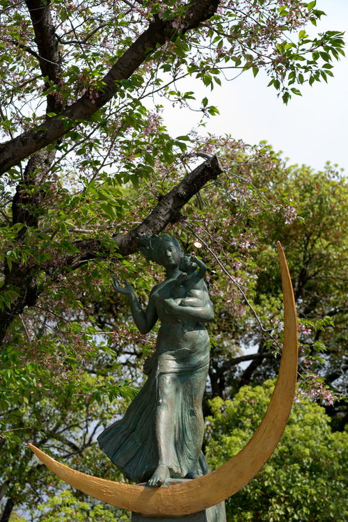 広島平和記念公園の平和祈念像と草野心平の詩碑