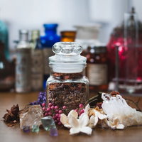 乾燥ハーブが詰まった透明な小瓶、複数並べたの写真