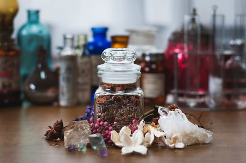 乾燥ハーブが詰まった透明な小瓶、複数並べた