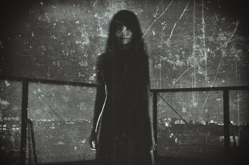 おわかりいただけただろうか、深夜の屋上に立つ幽体