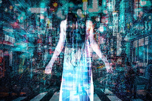 冷たい都会の雨に濡れる女性の後姿（フォトモンタージュ）