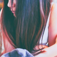 少しだけ肌寒い女性の冷房対策、手で口元を覆うの写真