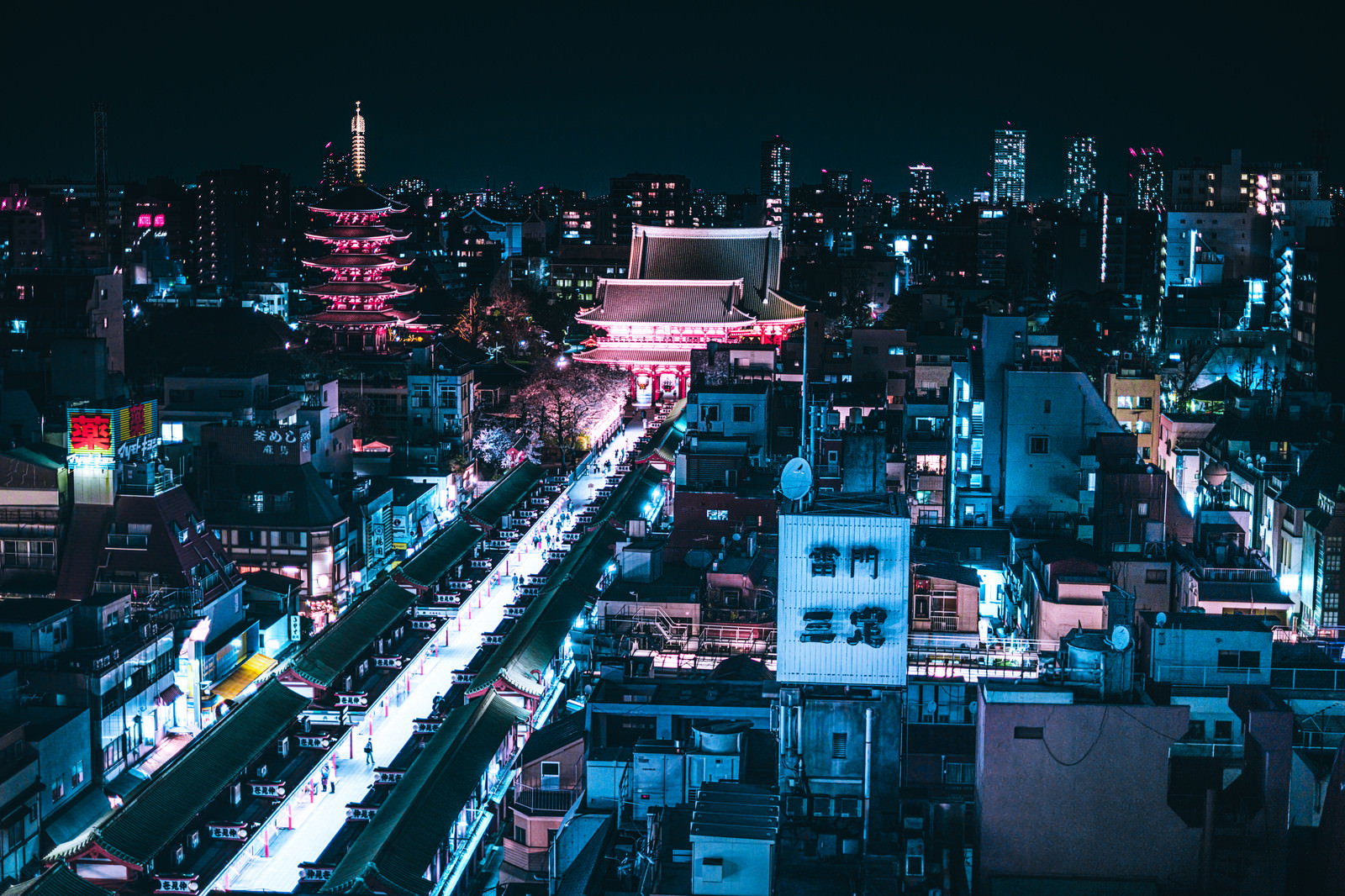 仲見世通りから見た浅草寺五重塔の夜景、ネオンに照らされた参道