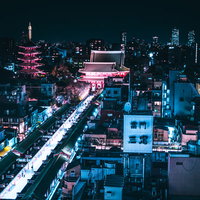 仲見世通りのネオンサインから浅草寺五重塔を望む夜景の写真