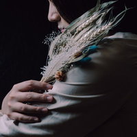 造花のスワッグを抱きしめる女性の横顔、ナチュラルなライフスタイルの写真