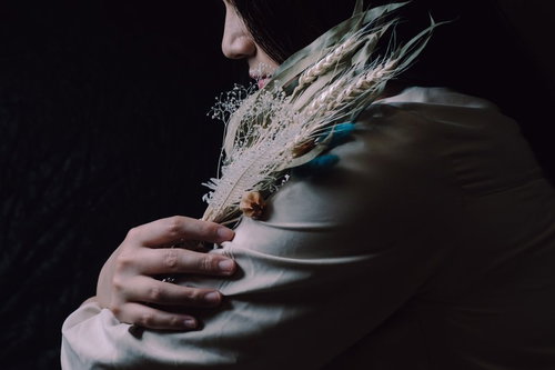 造花のスワッグを抱きしめる女性の横顔、ナチュラルなライフスタイル