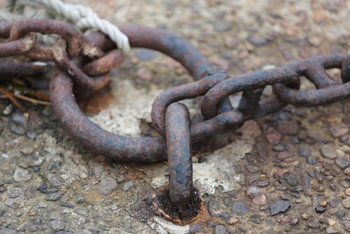 船と港を繋ぐ錆びた鎖と係留金属