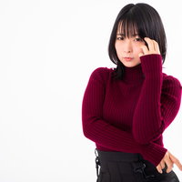 撮影会の女性ポーズ、手を頬に当てて考えるの写真