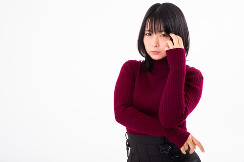 撮影会の女性ポーズ、手を頬に当てて考える