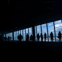 あべのハルカス展望台の観光客のシルエットの写真