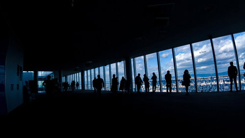 あべのハルカス展望台の観光客のシルエット