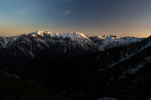 夜の北アルプステント場と月