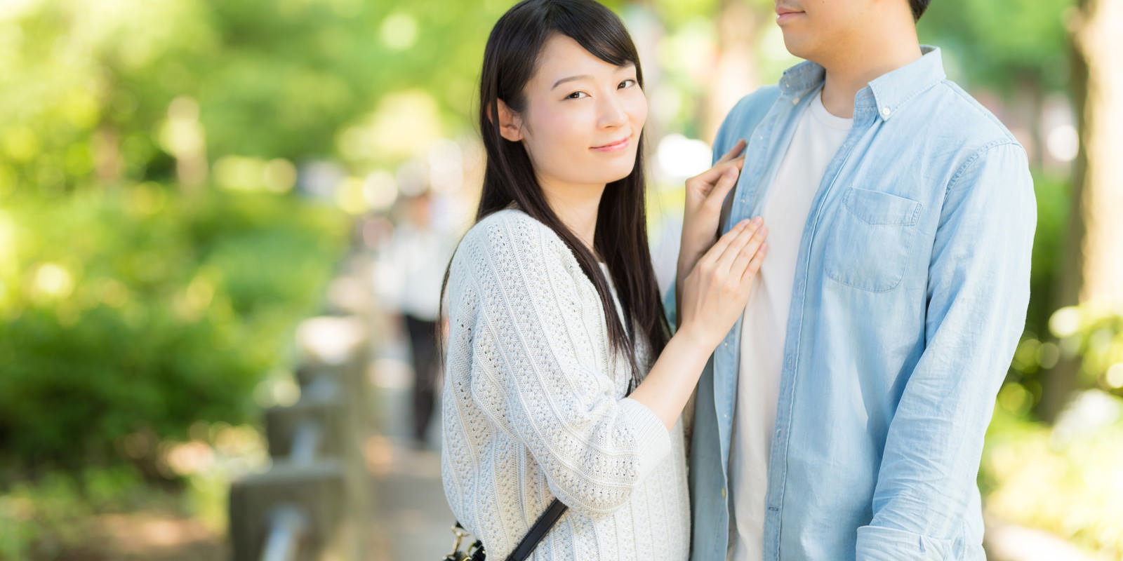 恋人同士が寄り添い見つめ合う幸せそうなカップル［モデル：たけべともこ］