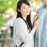 恋人ができて幸せな女性と男性が寄り添うカップルの写真