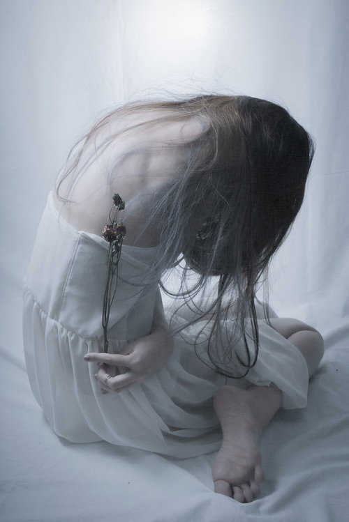 枯れた花の心が折れてしまった時、床に蹲る女性