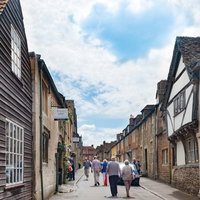 レイコックの歴史的な街の路地を行き交う人々の写真