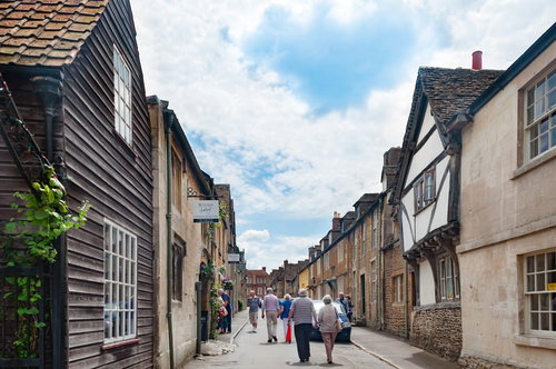 レイコックの歴史的な街の路地を行き交う人々
