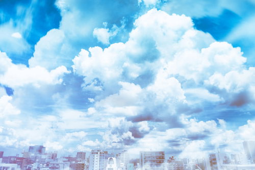 建物の頭上にある絵に描いたような積乱雲の夏風景