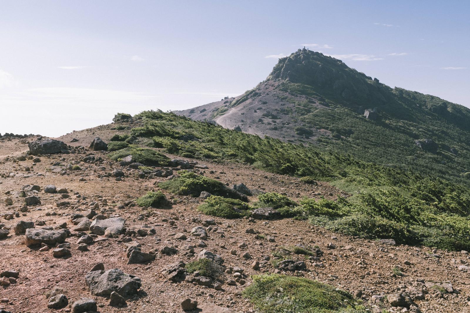 安達太良山の円錐形の山肌と登山道沿いの低木植生