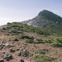 日本百名山・安達太良山の円錐峰と火山岩肌の登山風景の写真