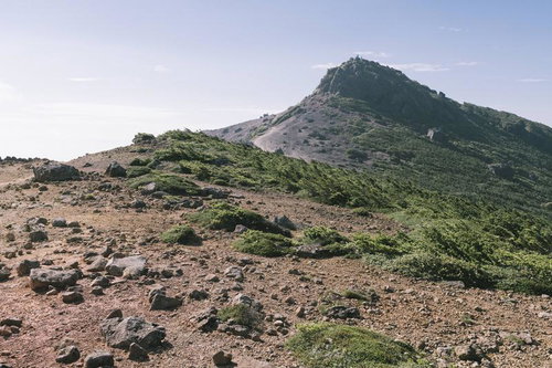 日本百名山・安達太良山の円錐峰と火山岩肌の登山風景