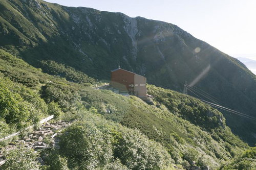 木曽駒ヶ岳の山頂に建つロープウェイ山頂駅