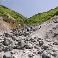 八甲田山の地獄谷を歩む登山者たち 日本百名山の火山地帯の写真