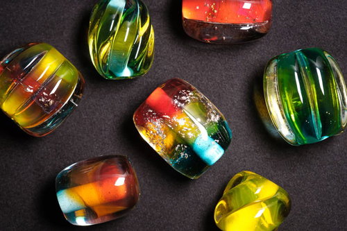 とんぼ玉に閉じ込めた赤・黄・緑の鮮やかな色