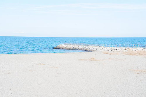 三重県伊勢市二見興玉神社の浜辺からの海岸線
