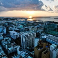 夕暮れの海沿いの街並みを見下ろす俯瞰風景の写真