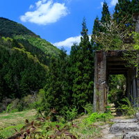 滋賀県長浜市の土倉鉱山跡、緑の山間に残る廃墟の写真