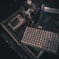キーボード部分が破損した壊れた古いレジスター機械の写真