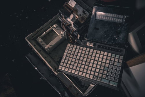 キーボード部分が破損した壊れた古いレジスター機械